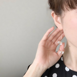 Tiny Pearl Flower Earrings 8枚目の画像