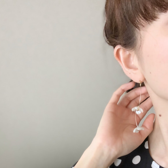 Tiny Pearl Flower Earrings 6枚目の画像