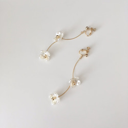 Tiny Pearl Flower Earrings 5枚目の画像