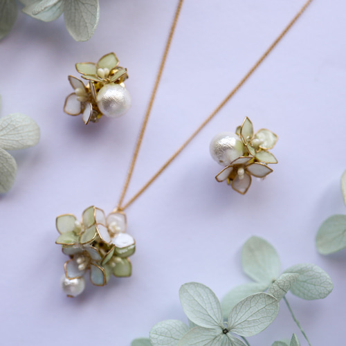 アナベル紫陽花とコットンパールのビジューピアス/イヤリング 梅雨の 