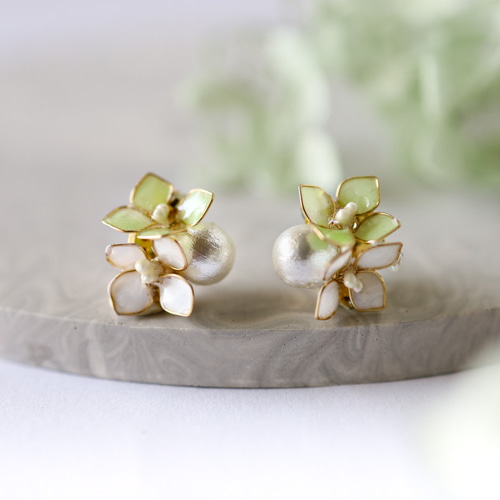アナベル紫陽花とコットンパールのビジューピアス/イヤリング 梅雨の 