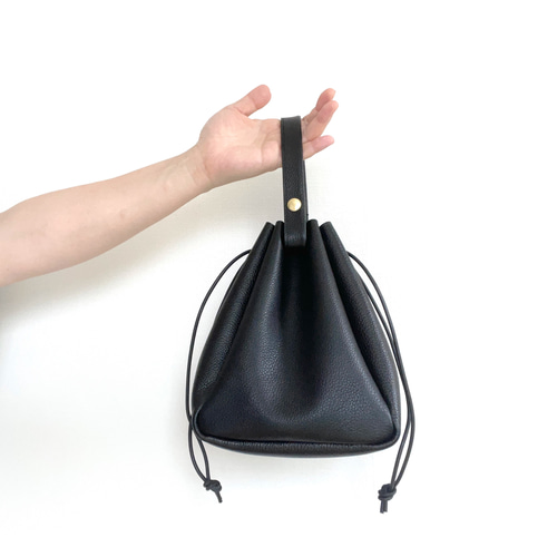 牛革巾着バッグ【黒】 巾着バッグ tou. 通販 5923044|Creema 牛革巾着バッグ【黒】 巾着バッグ tou. 通販 5923044|Creema