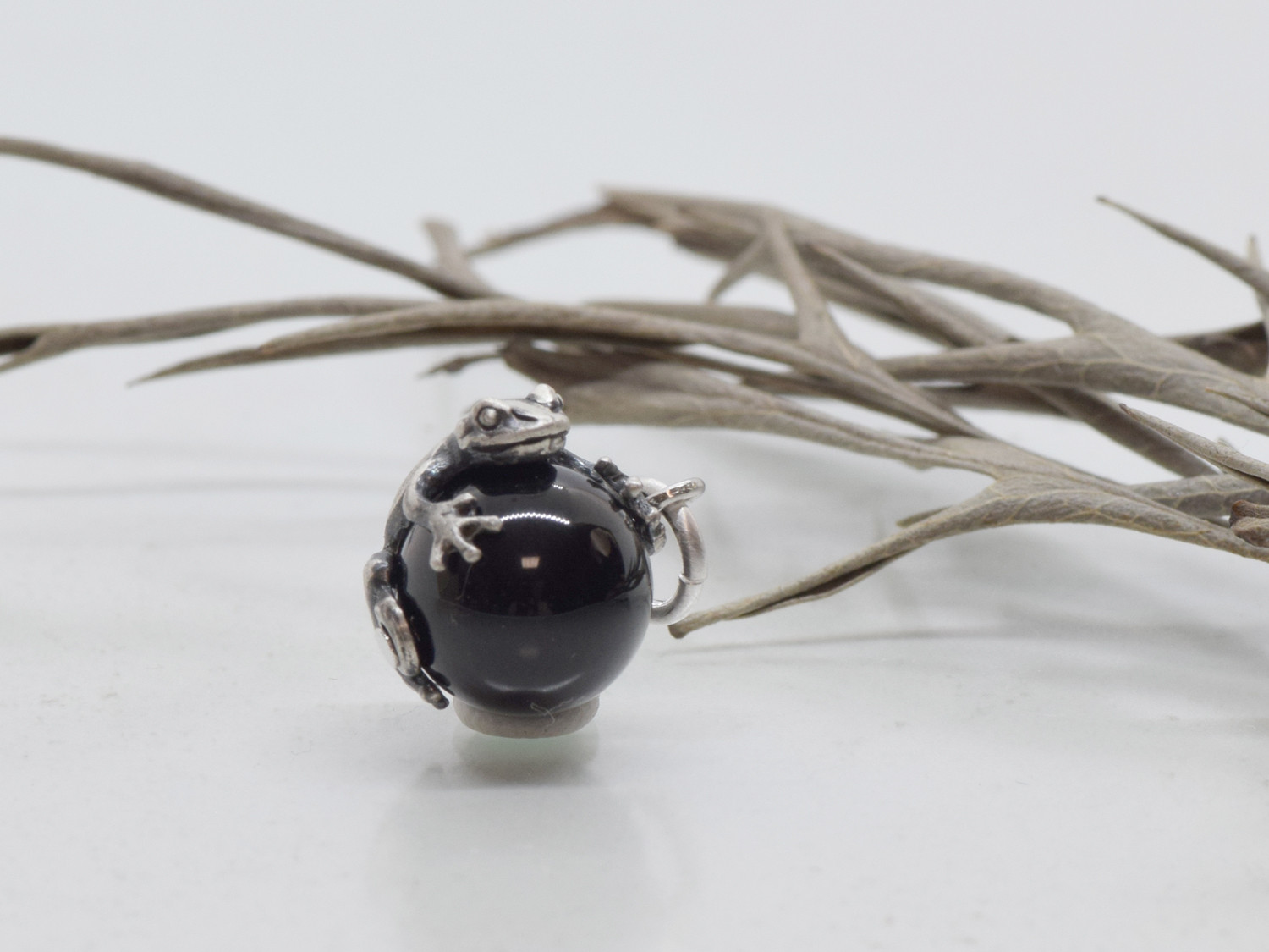 蛙(カエル)玉ペンダント　モリオン(黒水晶)　革ヒモネックレス付き