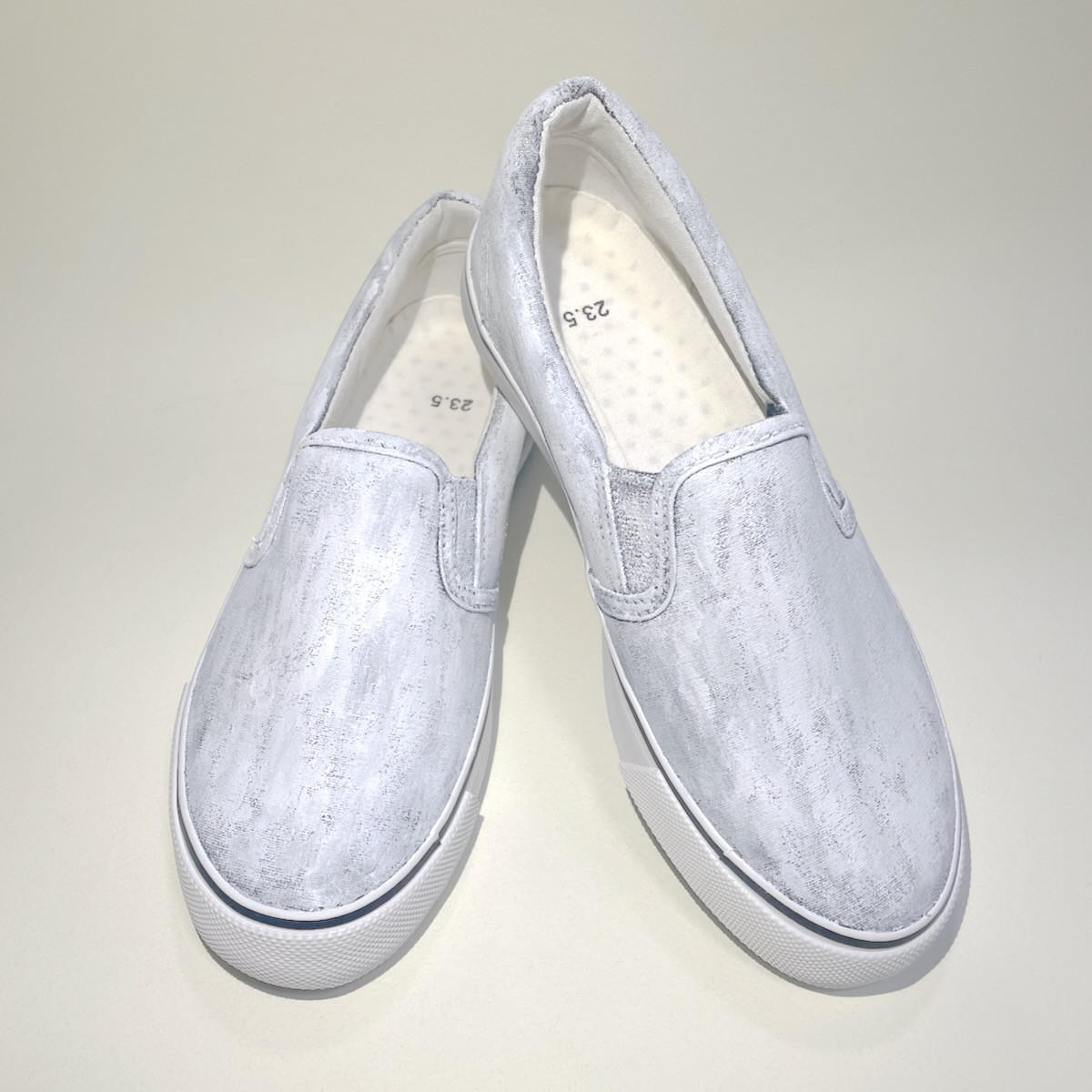 ニュアンスのある白いスリッポンα