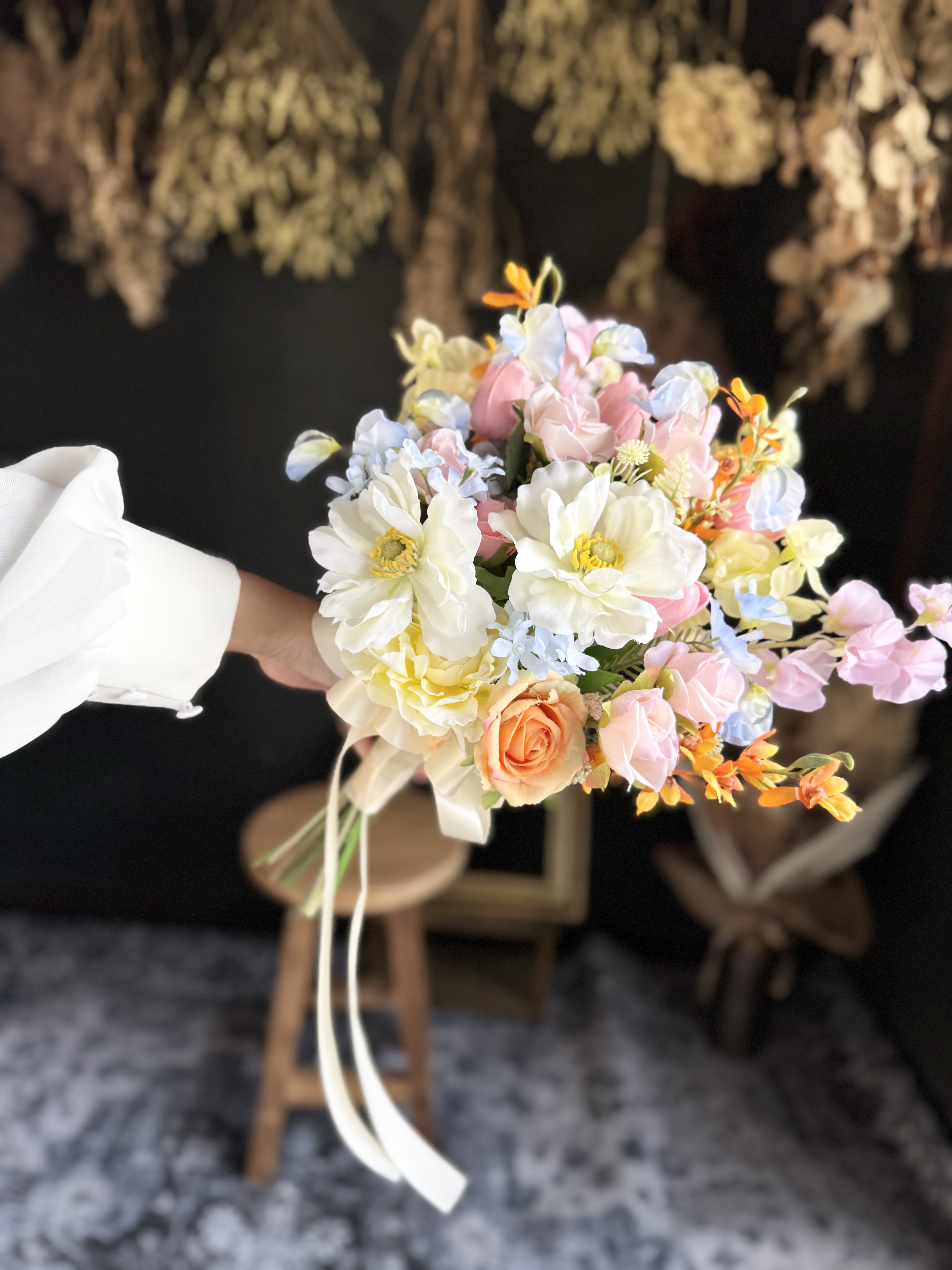 白アネモネ×カラフルクラッチブーケ☆ブートニア