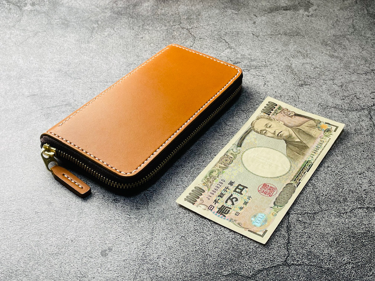 【手縫】コンパクトラウンドジップキャメル色本革長財布（小銭入れ固定）一万円札を折らずに入る最小サイズに制作しました。 8,214円