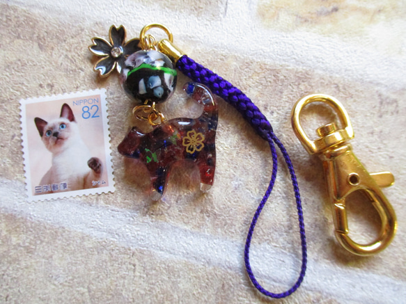 ◇2140再販２ ガーネットの猫と、とんぼ玉　オルゴナイトのストラップ・バッグチャーム 4枚目の画像