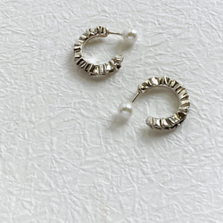 フリルとパールキャッチのフープピアス【frill hoop pierce(sv)】 1枚目の画像