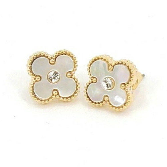 高級天然白蝶貝使用 クローバーピアス◇中央にダイヤモンドカット入り  
