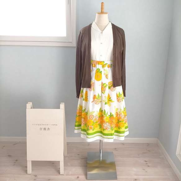 ドイツヴィンテージ生地 イエロー＆オレンジ花柄 レトロスカート Sサイズ 3枚目の画像