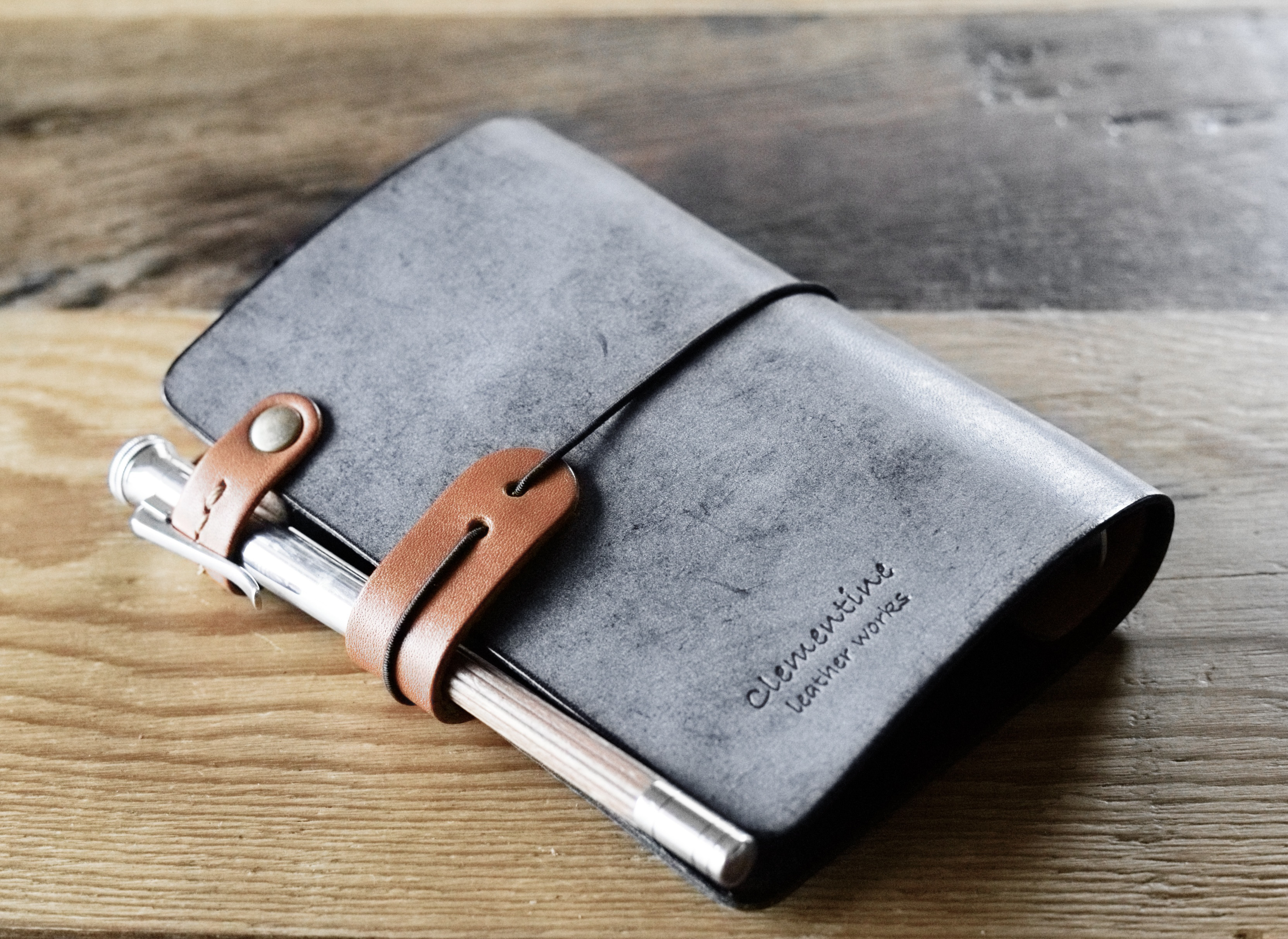 【M6】 私的時間のための システム手帳 蝋引き ミッドナイトブルー (ポケットサイズ)  本革　革