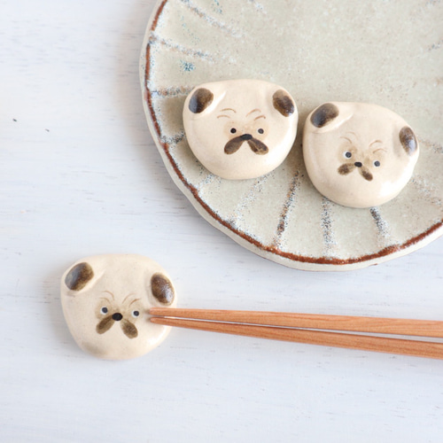 尾丸鼻ぺちゃ様♥️パグ 印鑑スタンド 箸置き パグ犬 箸置き（1個）陶器製 箸・箸置き まん丸 通販 5975929｜Creema