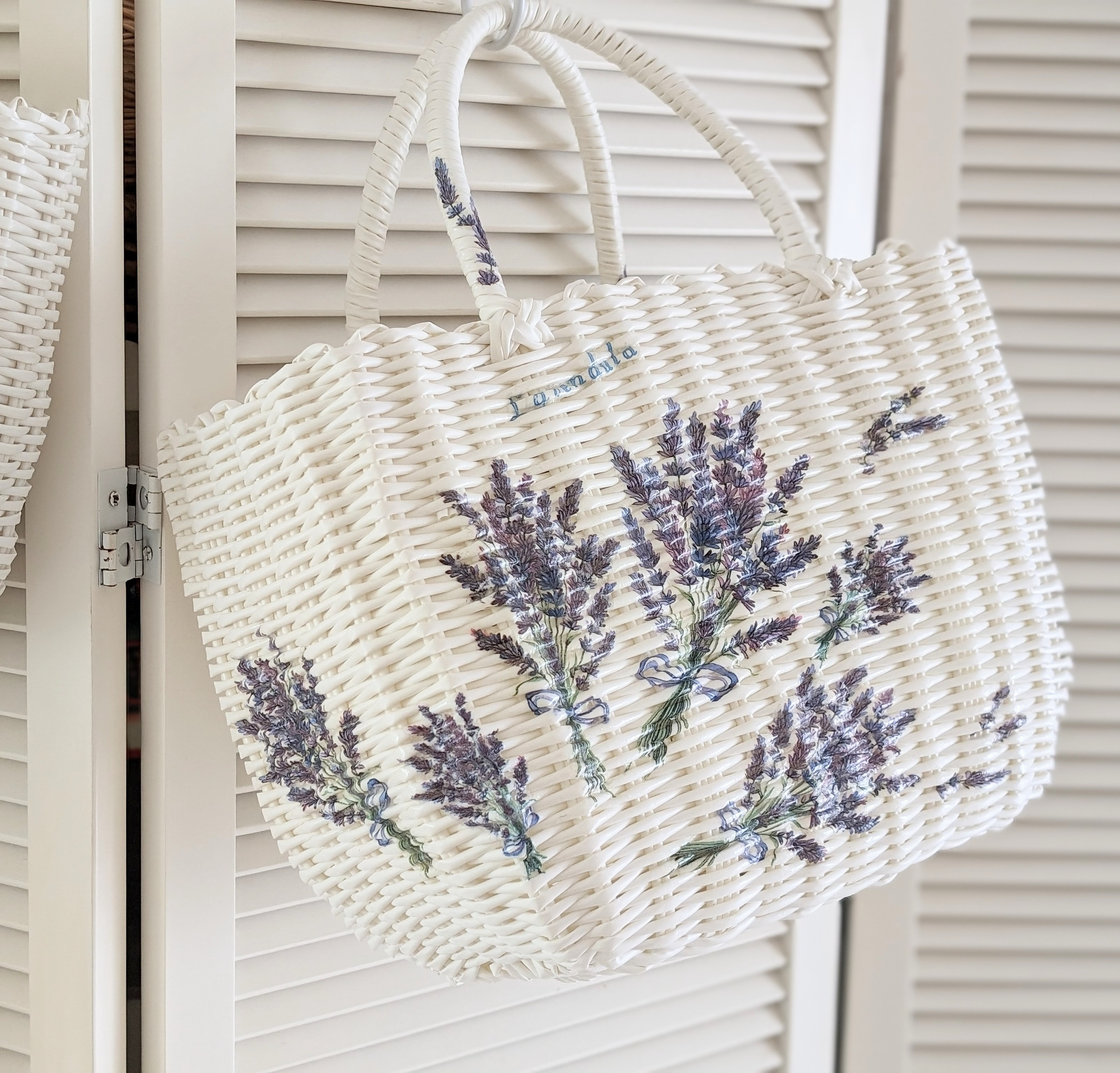 爽やかラベンダーのデコパージュかごバッグ（Lサイズ－ホワイト）