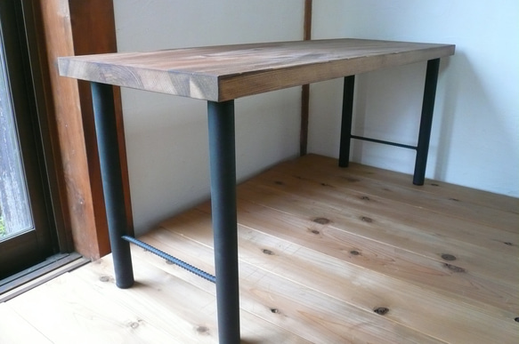 天然木とアイアン丸脚のダイニングテーブル　インダストリアル　テーブルのみ 2枚目の画像