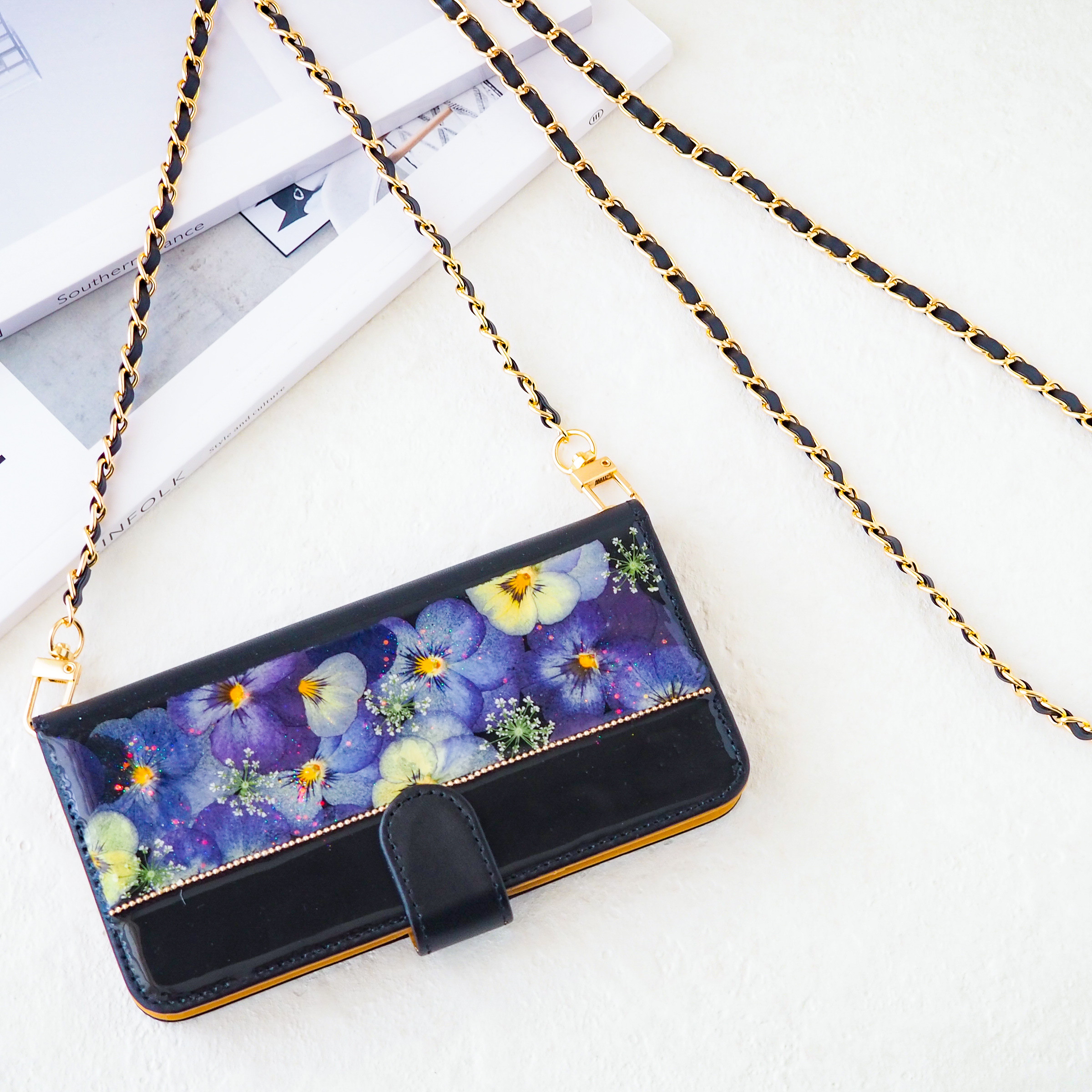＊ブルービオラとゴールドチェーンの手帳型押し花ケース＊345’全機種対応 本物のお花 スマホショルダーiPhone17