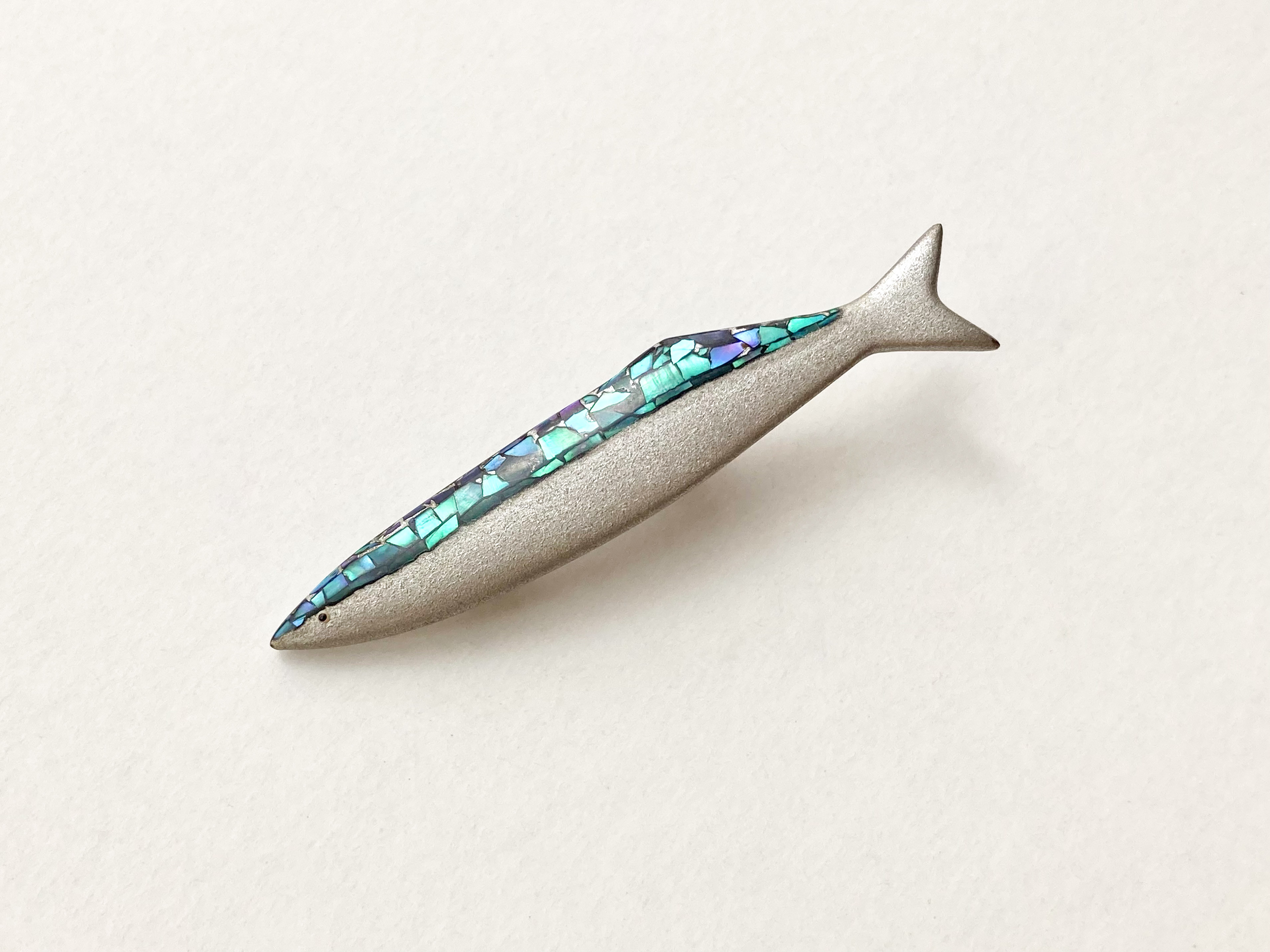 海のブローチ "Sanma" 螺鈿・漆塗り