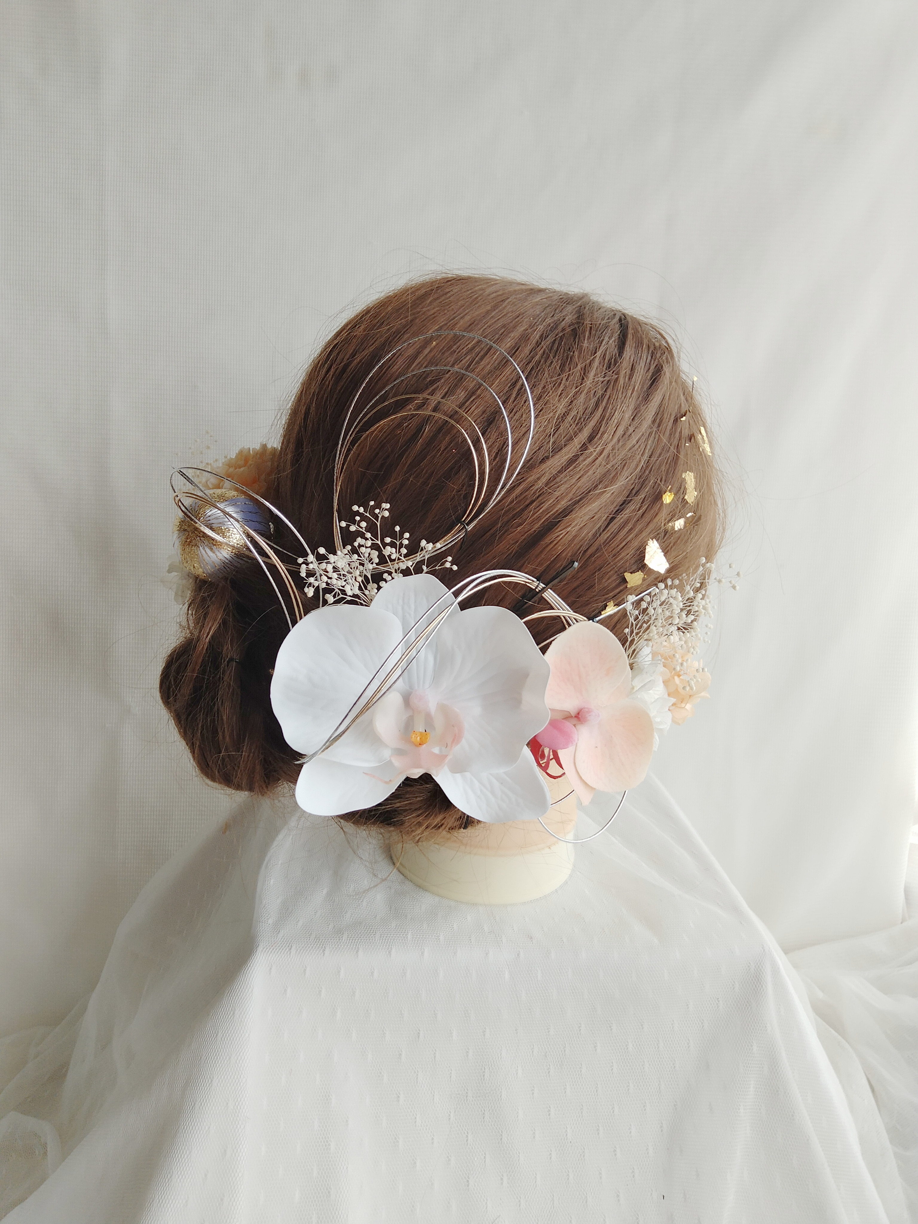 ホワイトピンクの胡蝶蘭と水引き・和玉かんざしの和装髪飾り　成人式へア　卒業式ヘア　結婚式へア　ピンクの振袖　ピンクの着物
