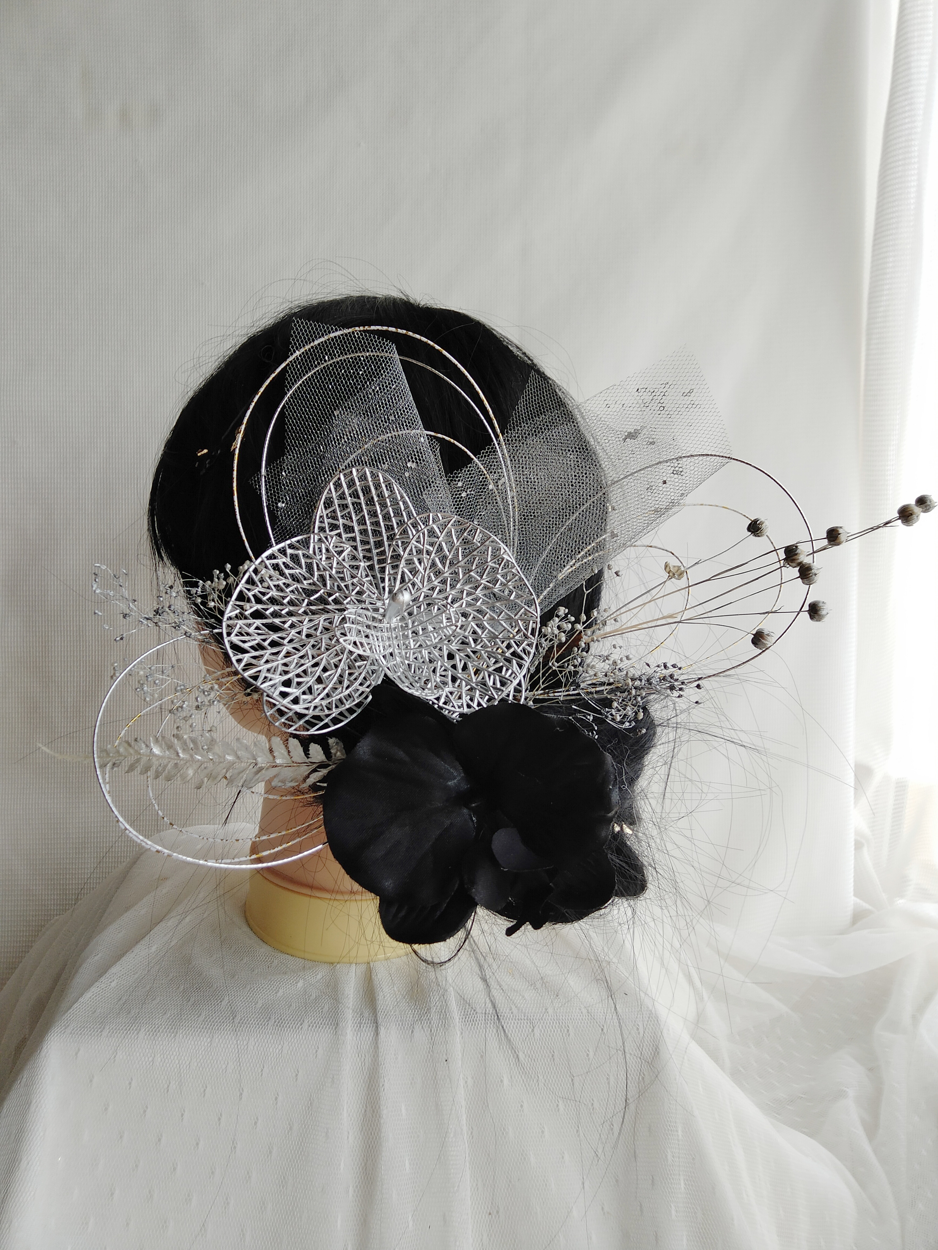 銀の胡蝶蘭×水引き×チュール　シルバーの髪飾り　卒業式髪飾り　成人式髪飾り　結婚式髪飾り　黒の振袖　水引き