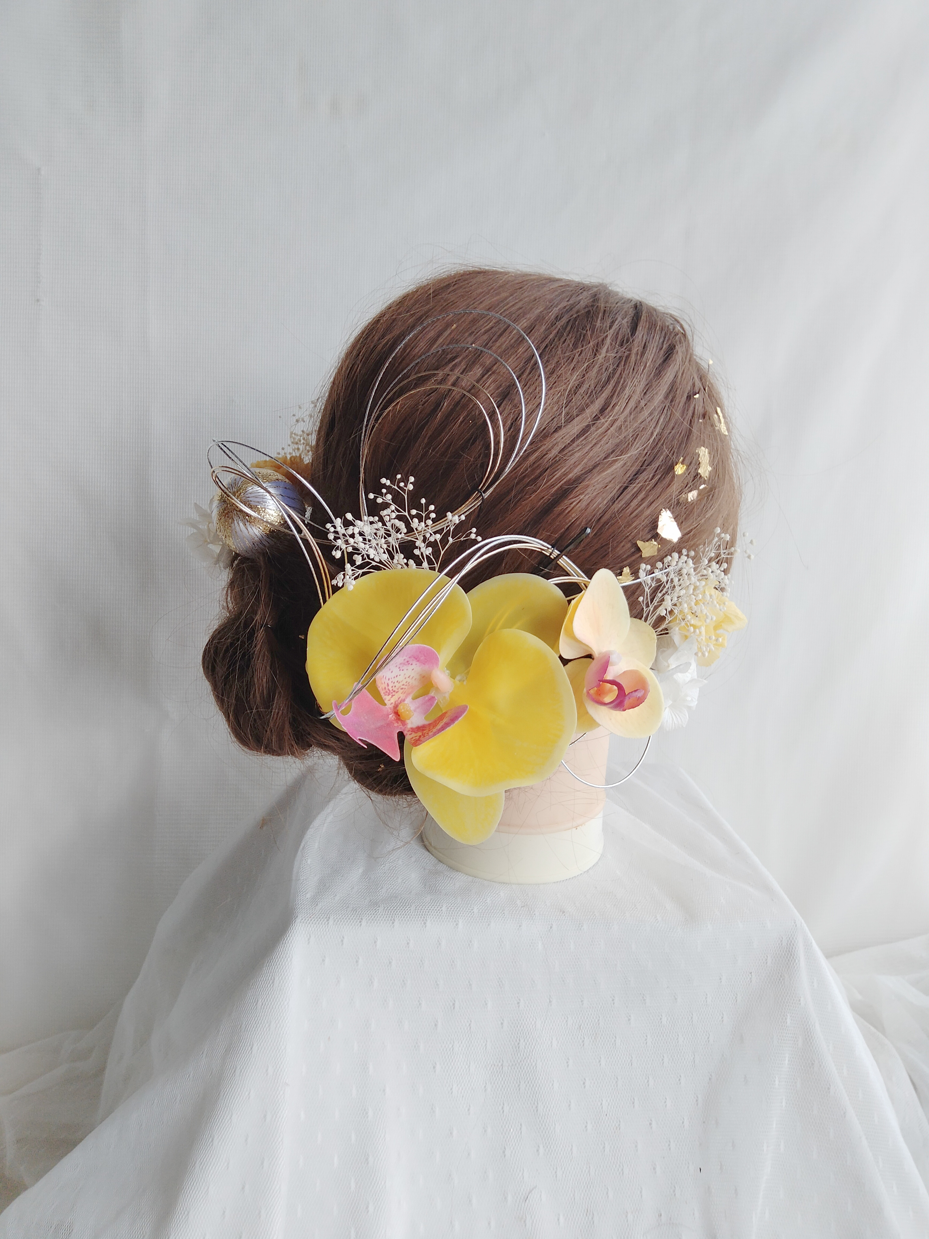 M9　イエローの胡蝶蘭と水引き・和玉かんざしの和装髪飾り　成人式へア　卒業式ヘア　結婚式へア　黄色の振袖　黄色の着物　イ