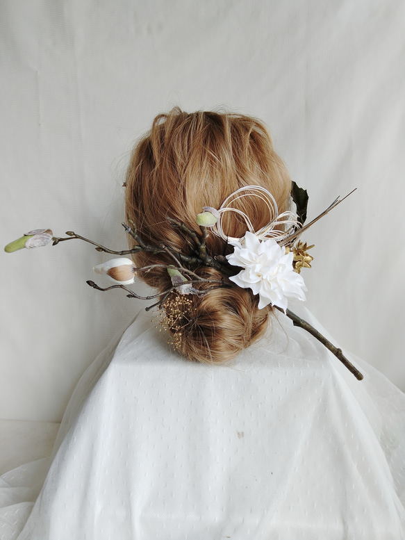 G4　一輪の白い花と共に枝ぶりを装う髪飾り　成人式髪飾り　和装髪飾り　結婚式髪飾り　白無垢髪飾り　色打掛髪飾り　 1枚目の画像