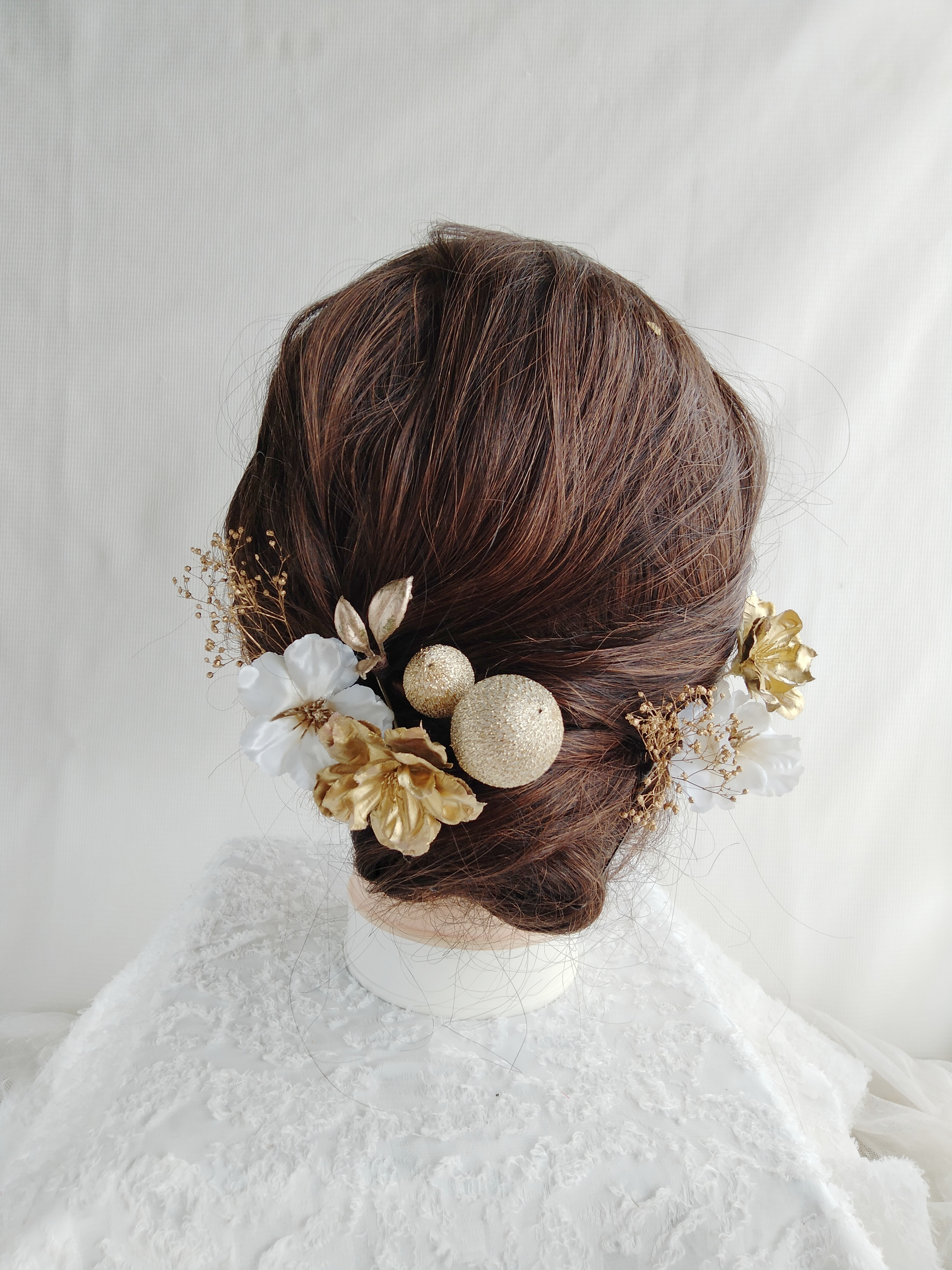 林檎の花と鞠玉のシンプル和装髪飾り　白無垢へア　シニヨンヘア　和装へア　和装ヘアアレンジ　シニヨンヘア　タイトシニヨン