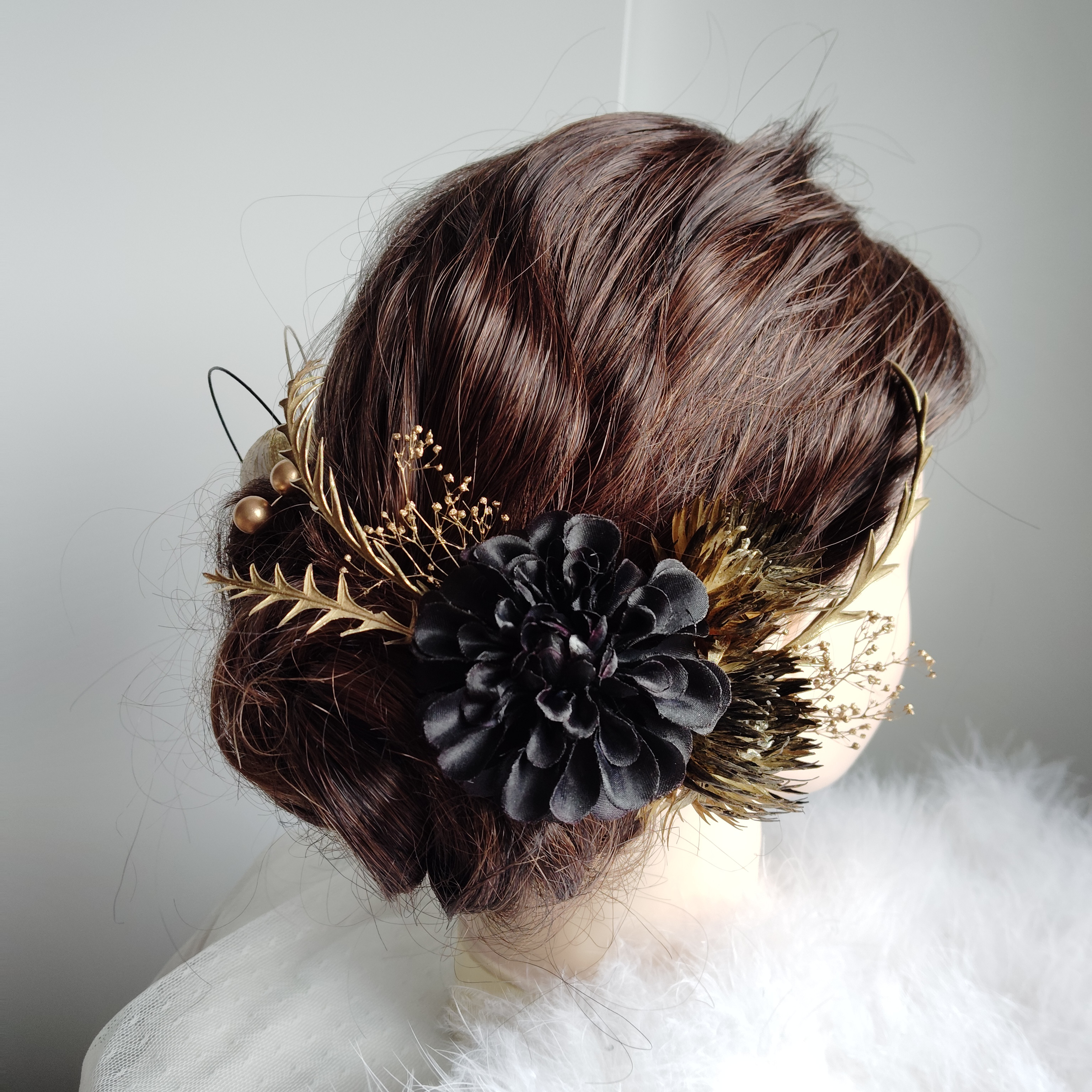 黒花＿＿丸菊とアイバンホーの髪飾り　卒業式　成人式 　結婚式　髪飾り 　黒無垢　色打掛　黒振袖　着物　袴　和装　黒金