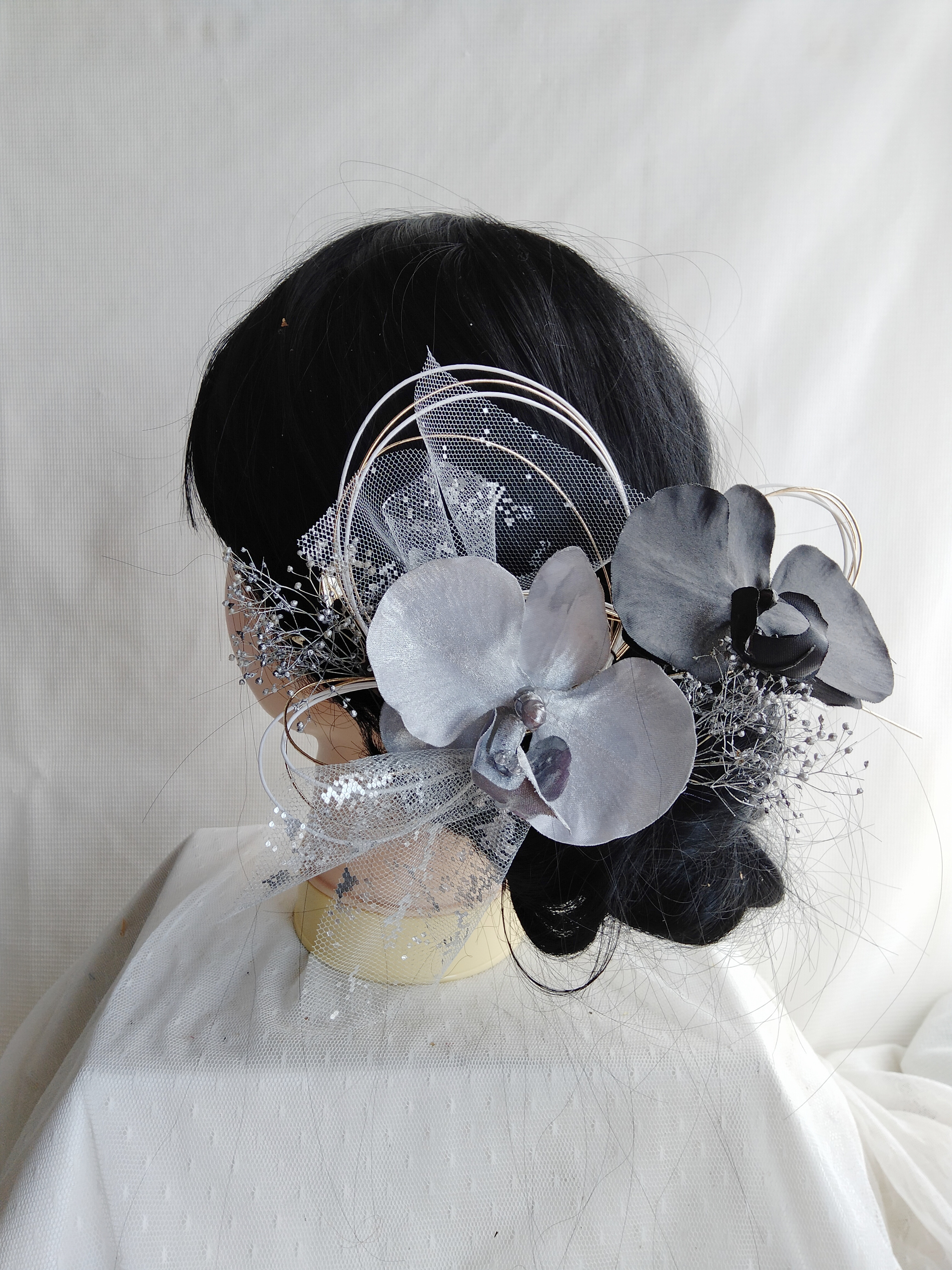 シルバーの胡蝶蘭×水引き×チュール　シルバーの髪飾り　卒業式髪飾り　成人式髪飾り　結婚式髪飾り　黒の振袖　水引き