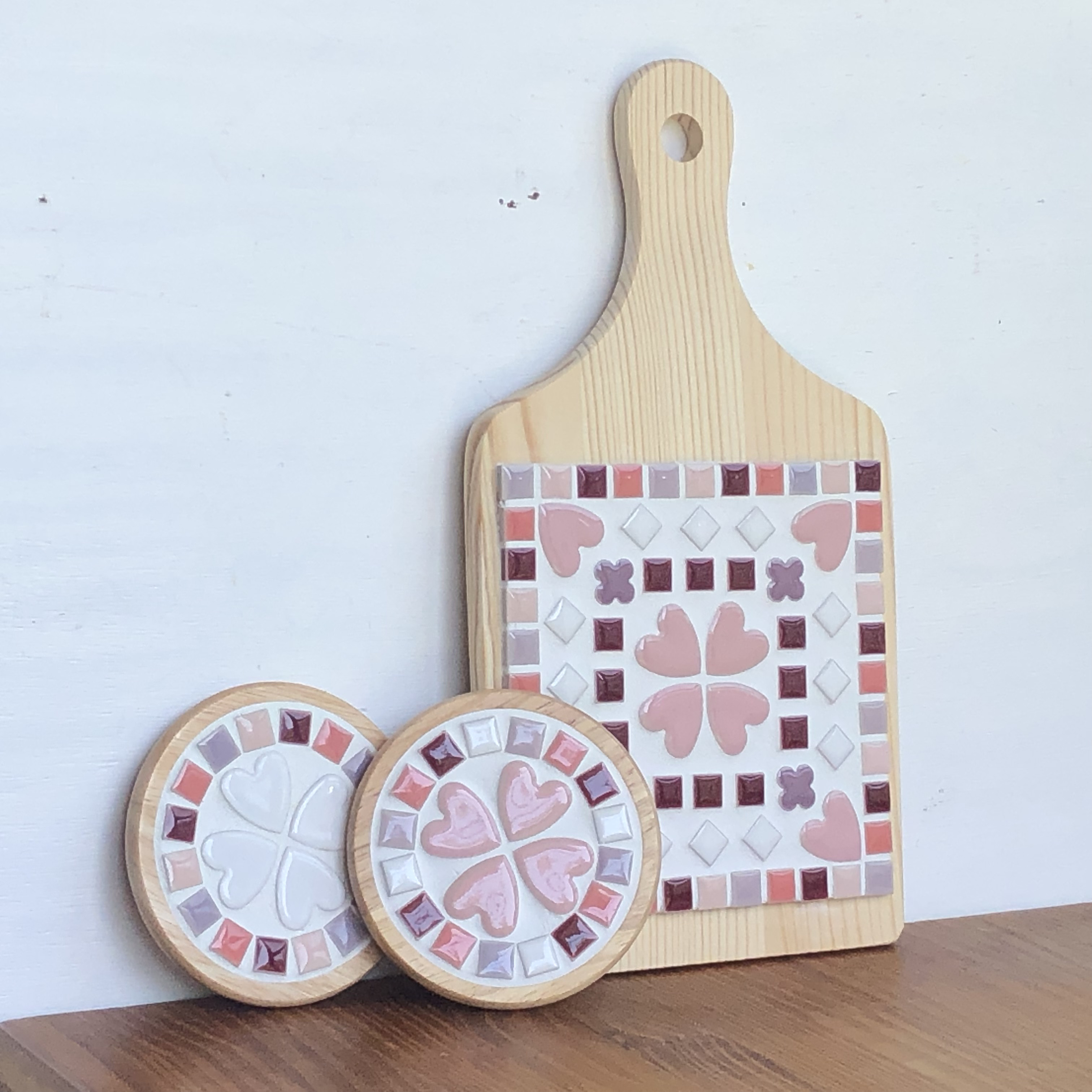 プレゼントにおすすめ☆パッチワークみたいな鍋敷きとコースターのセット ピンク　木製鍋しき　美濃焼モザイクタイル