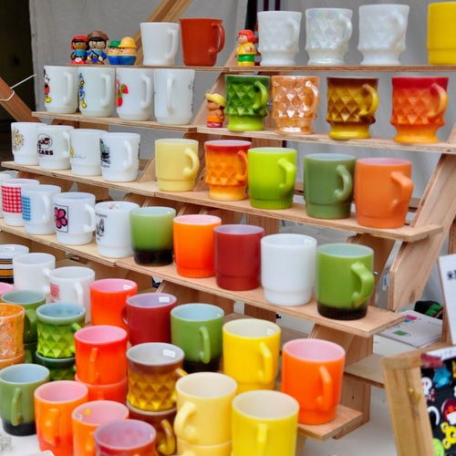 マルシェ台‼️組立式ディスプレイ 店舗什器 陳列棚 イベント什器 一台 イベント什器 ひな壇3段/48幅/普通合板 50Lコンテナ収納 イベント