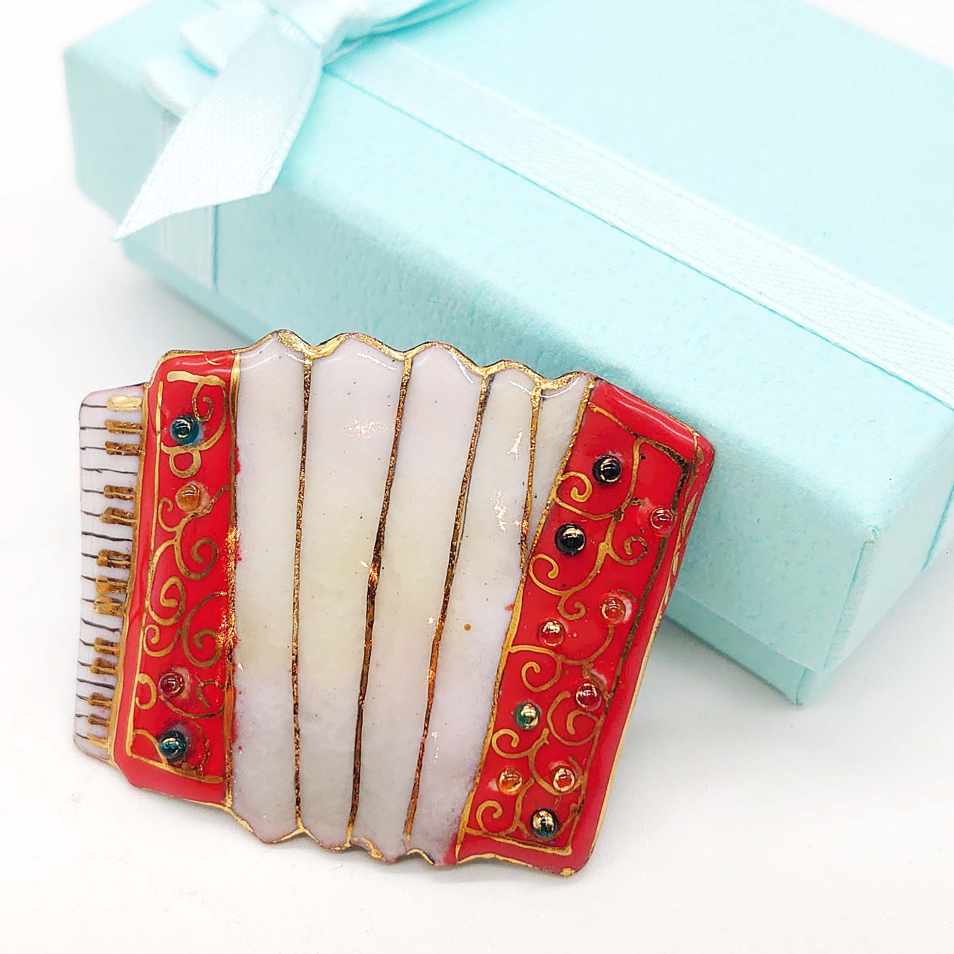 アコーディオンの七宝焼ブローチ【受注制作】