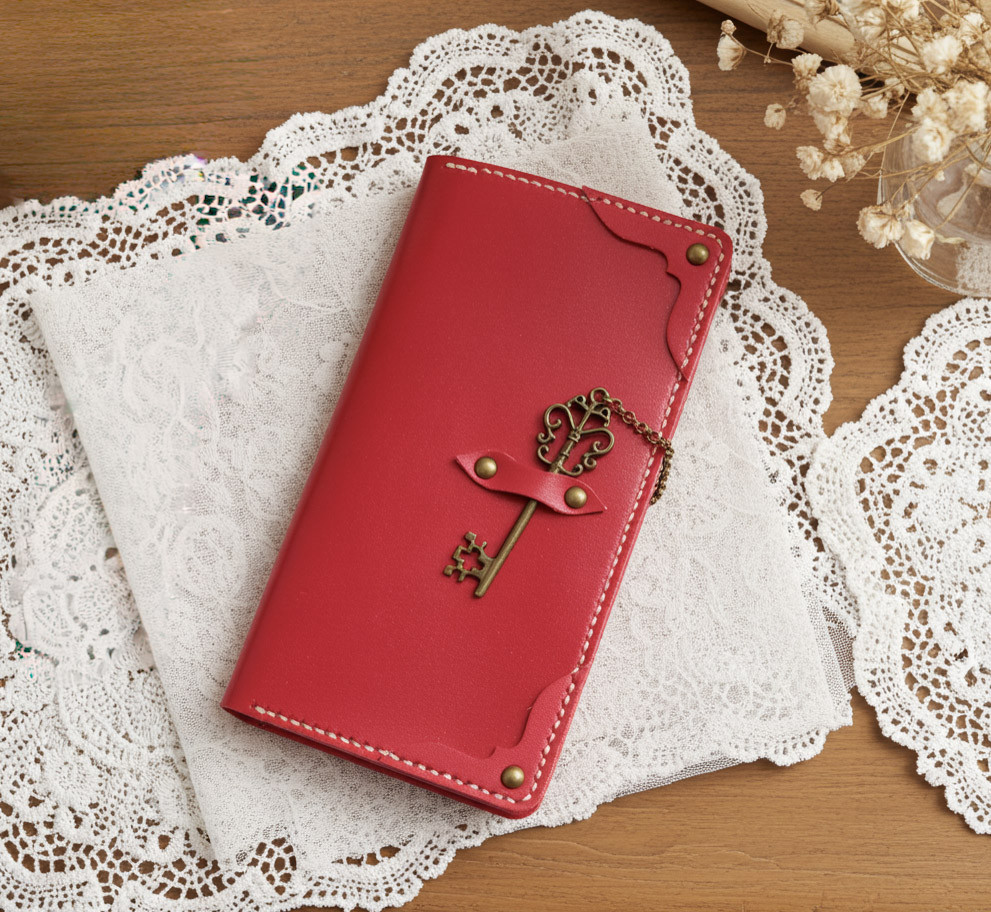 【iPhone全機種】鍵チャーム留め手帳型ケース＜赤＞本革に鍵チャーム留めスマホケース iPhone17シリーズ対応