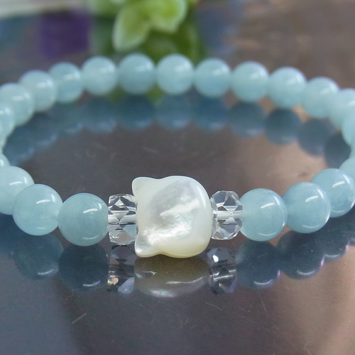 アクアマリンと猫チャームのブレスレット ぷっくり 猫モチーフ アクアマリン 幸せ恋ブレス 愛され石 神秘的 輝き
