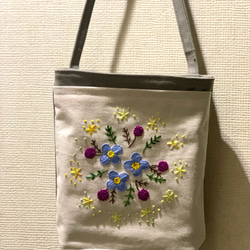 水色の花刺繍サコッシュ 5枚目の画像