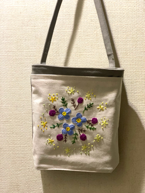 水色の花刺繍サコッシュ 5枚目の画像