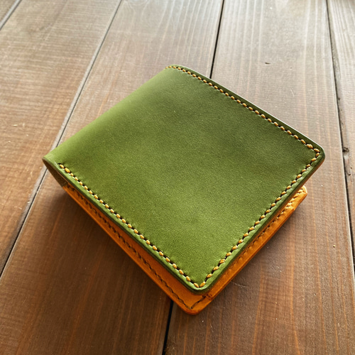 イタリアンレザーを使用した抹茶色とキャメル色の二つ折り財布 二