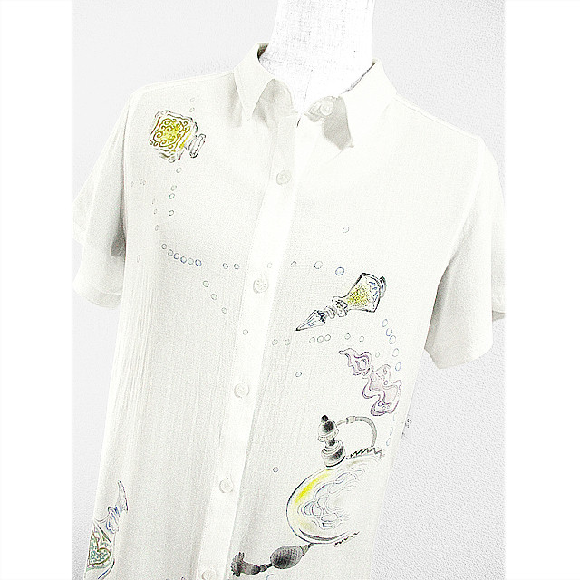 半袖シャツ（ロング丈）（とろ～り生地）（香水瓶模様）（生成の白色）