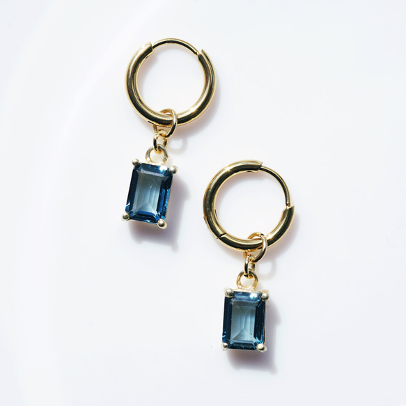 倫敦藍托帕石長方形醫用耳環 - 藍白相間的捕蠅草羽毛耳環及其他配件也都有販售 第3張的照片