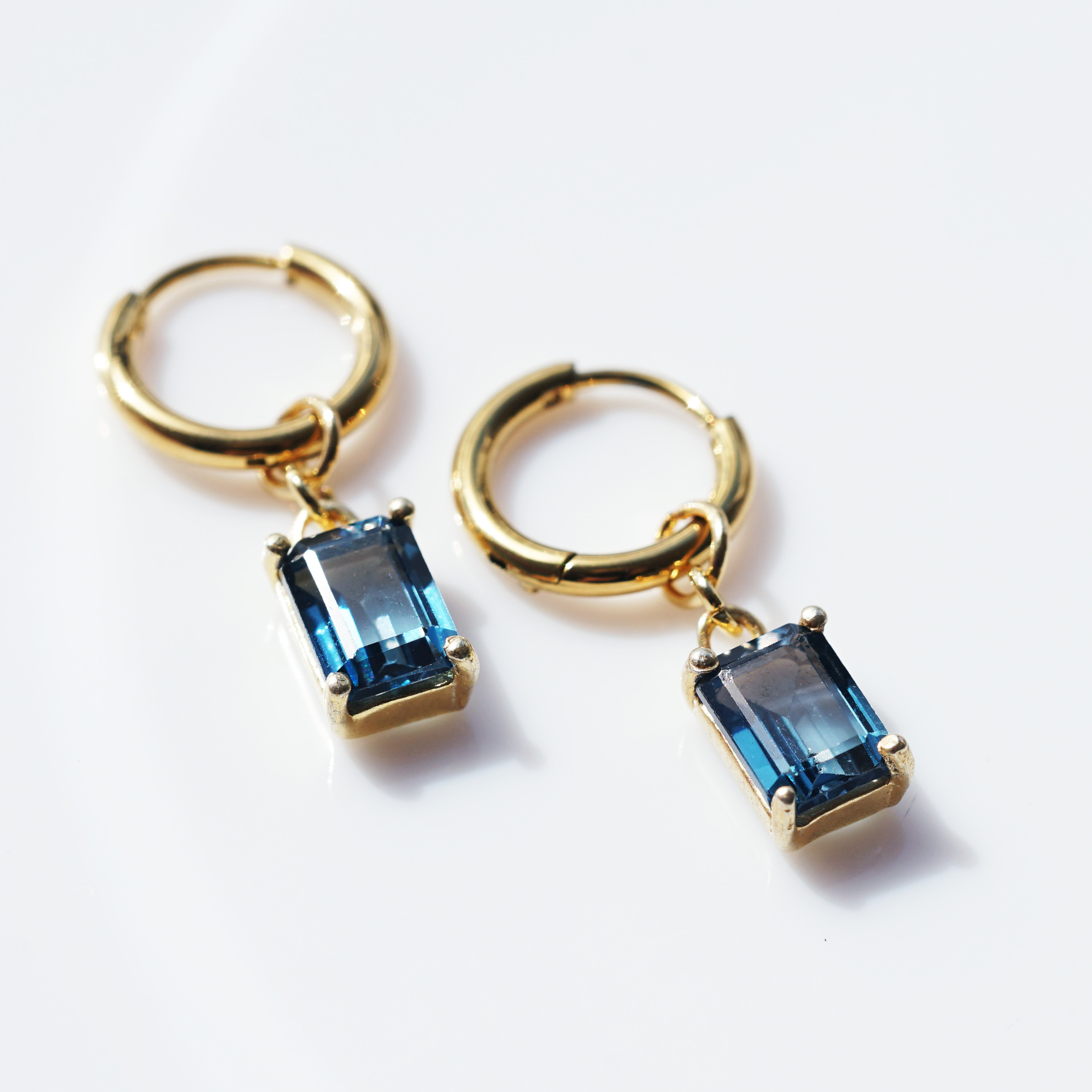 ロンドンブルートパーズのレクタングル・サージカルフープピアス　～オオルリの羽・フープイヤリング・他金具可能