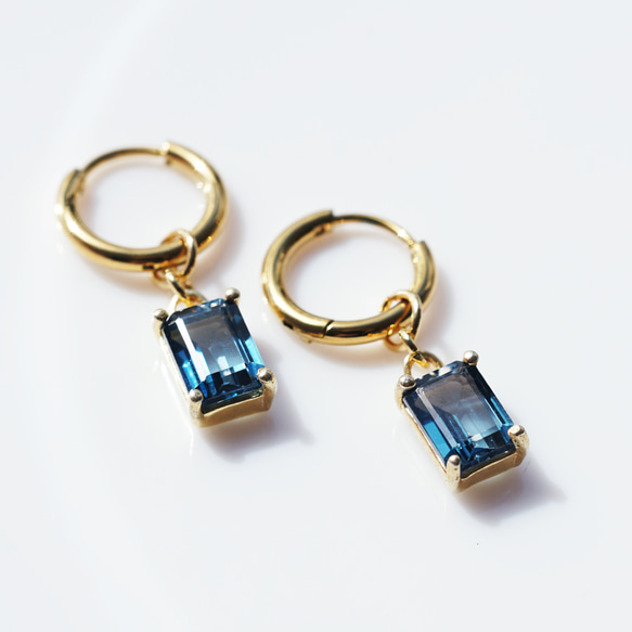 倫敦藍托帕石長方形醫用耳環 - 藍白相間的捕蠅草羽毛耳環及其他配件也都有販售 第1張的照片