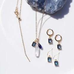 倫敦藍托帕石長方形醫用耳環 - 藍白相間的捕蠅草羽毛耳環及其他配件也都有販售 第7張的照片