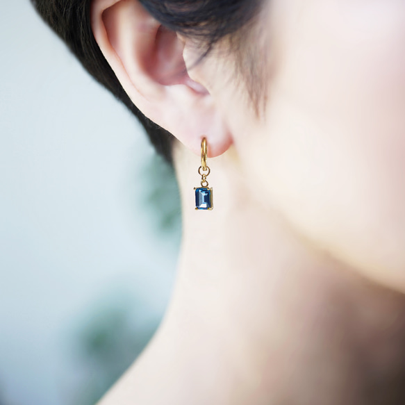 倫敦藍托帕石長方形醫用耳環 - 藍白相間的捕蠅草羽毛耳環及其他配件也都有販售 第2張的照片