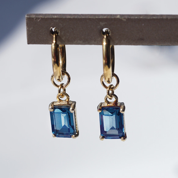 倫敦藍托帕石長方形醫用耳環 - 藍白相間的捕蠅草羽毛耳環及其他配件也都有販售 第6張的照片