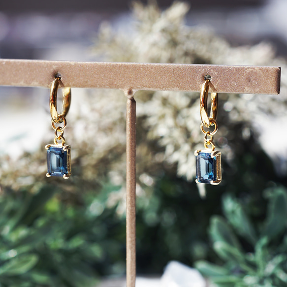 倫敦藍托帕石長方形醫用耳環 - 藍白相間的捕蠅草羽毛耳環及其他配件也都有販售 第5張的照片