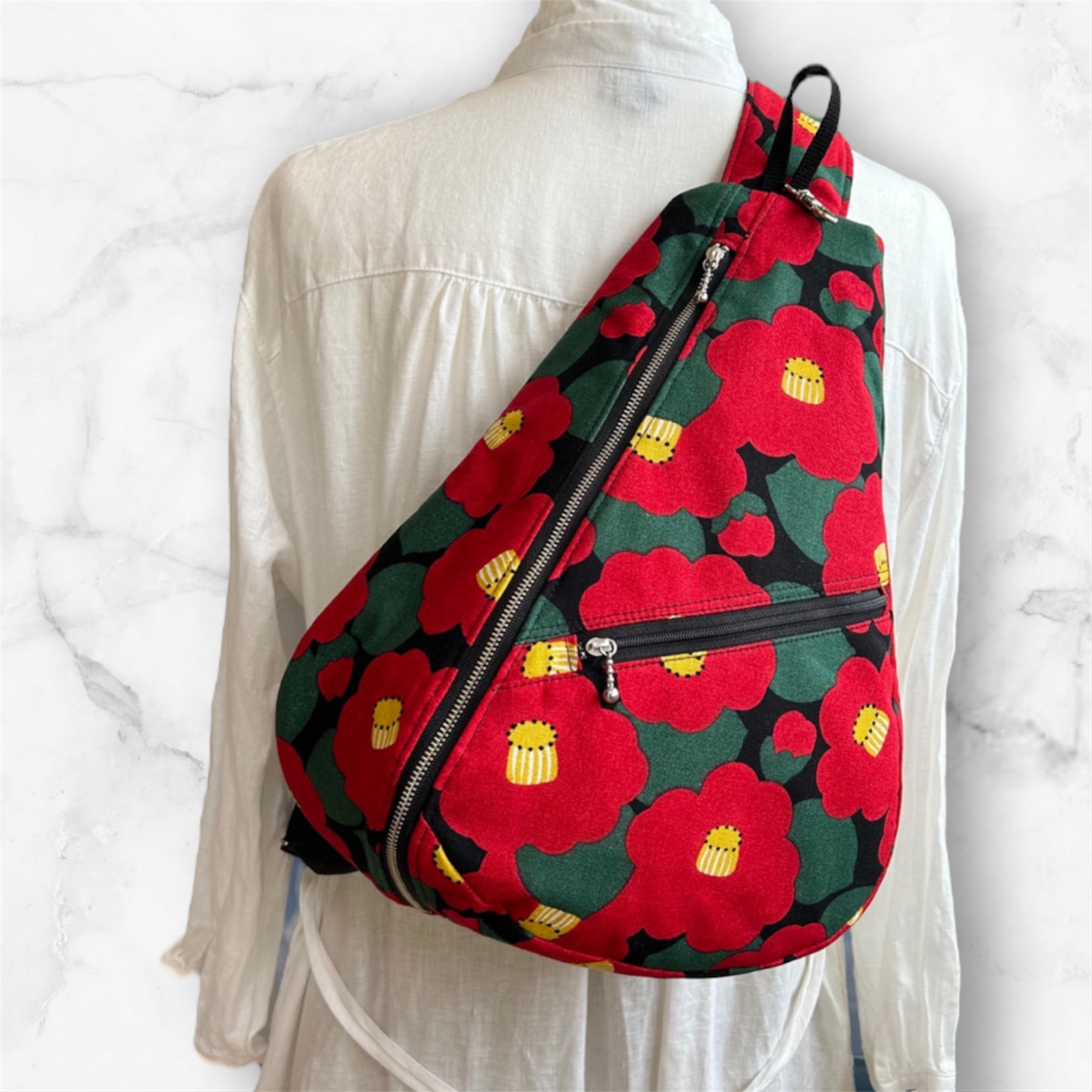 軽量　しずく型 ワンショルダーバック ボディーバック　ショルダーバック　マザーバック　長さ調節可能 北欧椿 黒