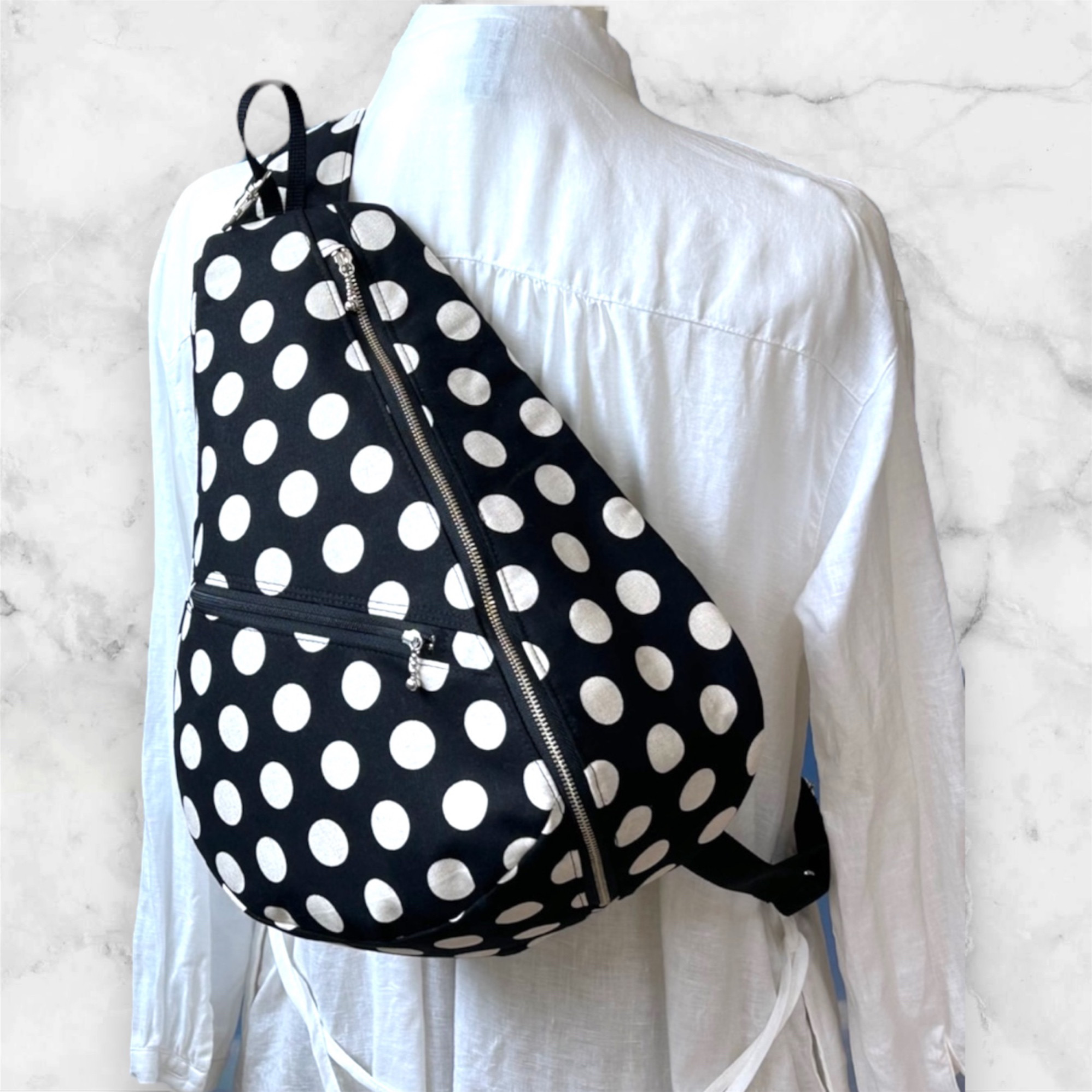 左ききさん専用　軽量　しずく型 ワンショルダーバック ボディーバック　ショルダーバック　長さ調節可能 ドット黒