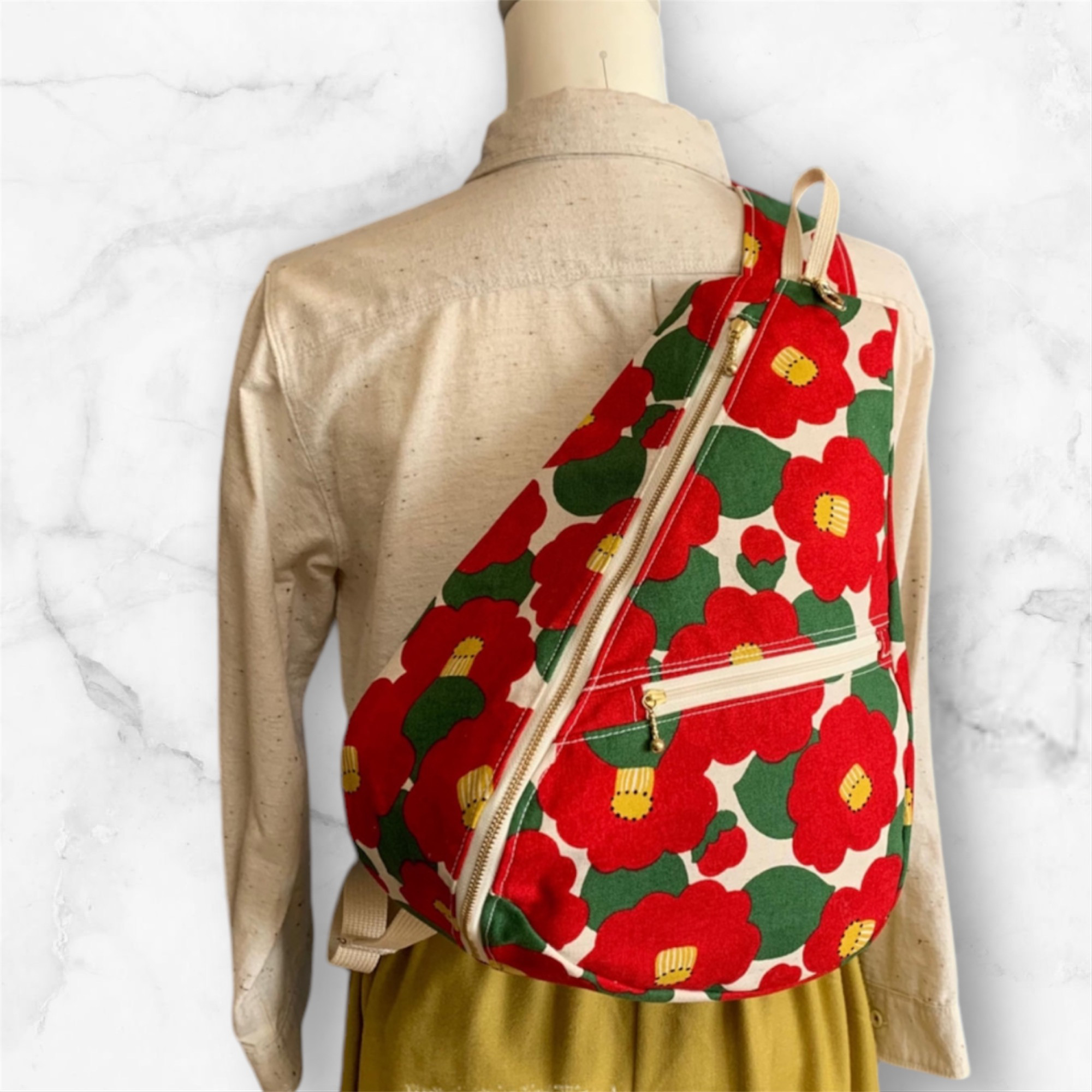 しずく型 ワンショルダーバック ボディバック　ショルダーバック　マザーバック　通院バック　軽量　長さ調節可能 北欧椿白