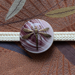 チェコガラス素材のエモーショナルなトンボの帯留め「夏の終わり」 5枚目の画像