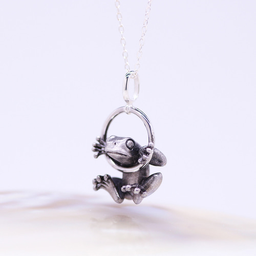 輪っカエルのシルバーペンダント ネックレス・ペンダント
