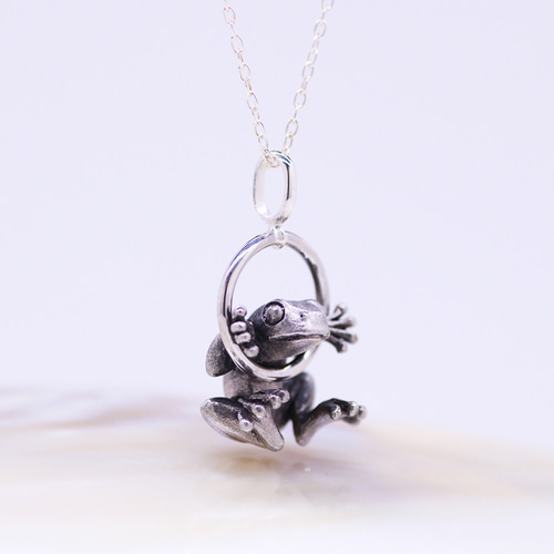 輪っカエルのシルバーペンダント ネックレス・ペンダント