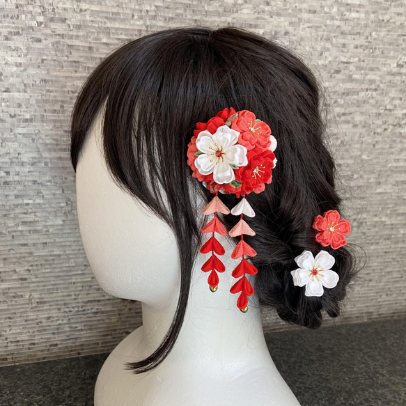 七五三に♡ 桜ブーケのヘアクリップ +Uピンset  赤 紅白   *つまみ細工 *髪飾り *卒業式 *着物 *和装 2枚目の画像